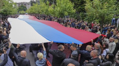 Протестиращи сърби разпънаха в Звечан 250-метрово сръбско знаме, опозицията поиска оставката на Курти (снимки)