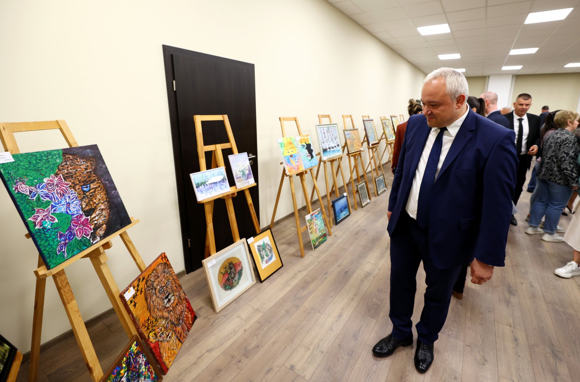 Министърът на вътрешните работи коментира актуалните теми преди да открие благотворителна изложба в сградата на МВР. На събитието присъства и главният секретар на МВР Петър Тодоров.