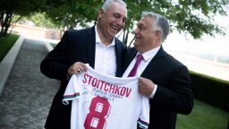Стоичков със скъп подарък за юбилея на Виктор Орбан преди финала в Будапеща