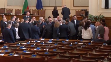 Хронологията довела до ескалацията на напрежението в пленарната зала започна