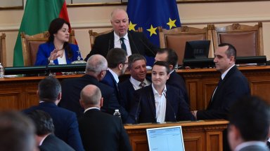 Още със заставането му на микрофоните депутатите от Възраждане наскачаха
