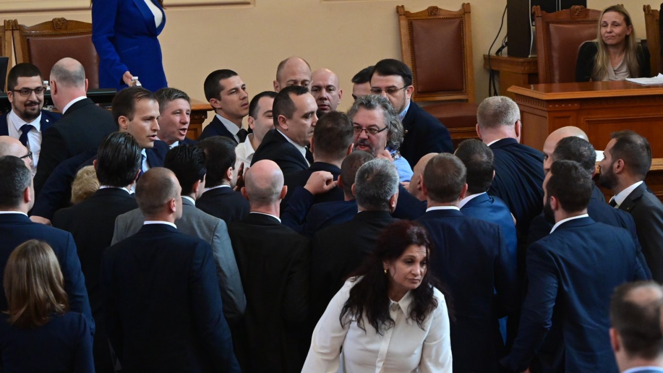 Желязков наказа 17 депутати от "Възраждане" и ПП-ДБ за "тепачка" в пленарната зала