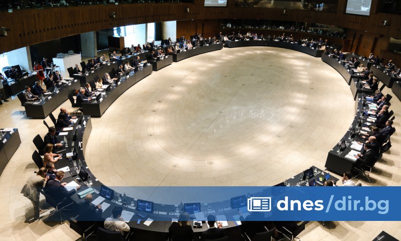 Решението в Съвета на ЕС е прието с квалифицирано мнозинство.