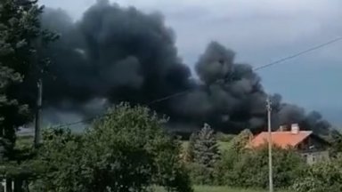Голям пожар в складова база за химически материали близо до Божурище, има пострадал (видео)