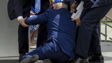След като 80 годишният Байдън политна и падна в краката