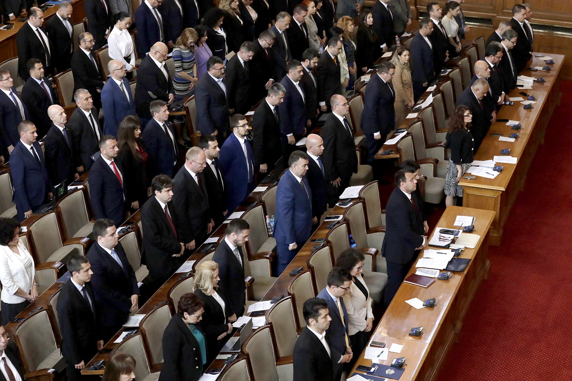 Депутатите в парламента също станаха на крака в 12:00 ч.