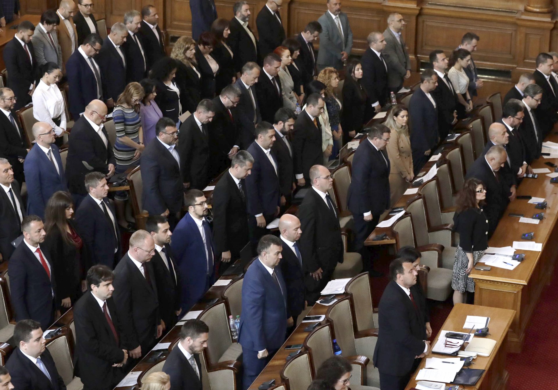 Депутатите в парламента също станаха на крака в 12:00 ч.
