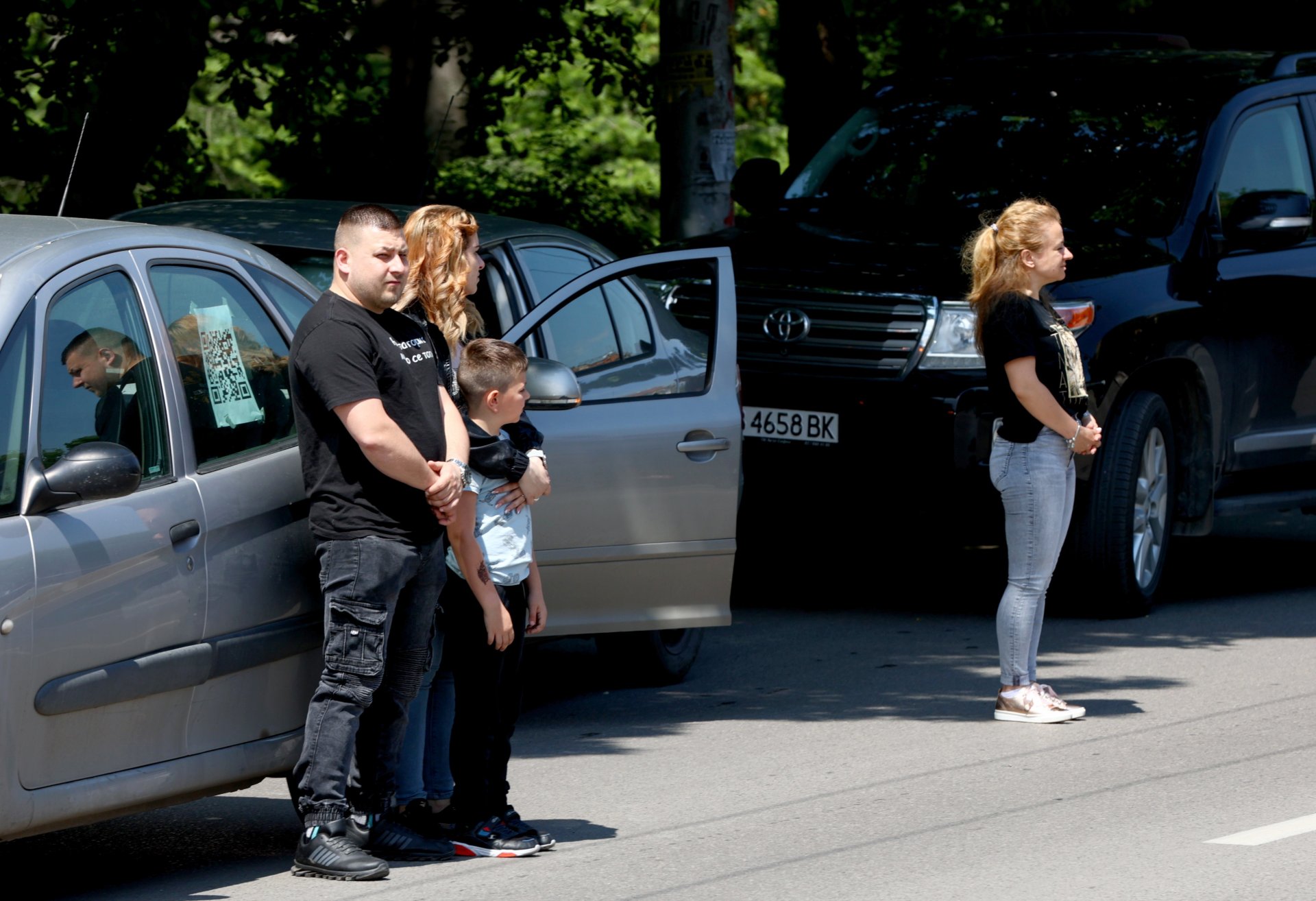 Граждани слязоха от автомобилите си, за да покажат почитта си