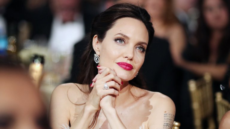 От износените дрехи втора употреба до бляскавите дизайнерски рокли: Анджелина Джоли на 48