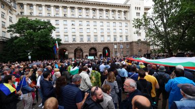 Манол Пейков депутат от ПП ДБ коментира пред протестиращите напрежението възникнало
