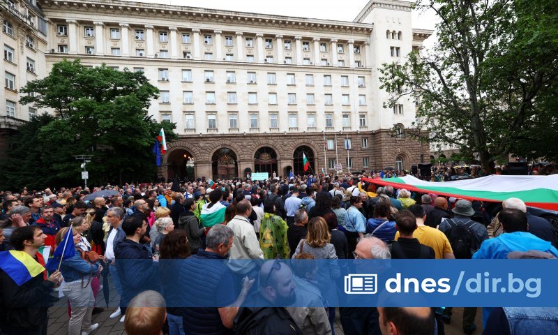 Манол Пейков, депутат от ПП-ДБ, коментира пред протестиращите напрежението, възникнало