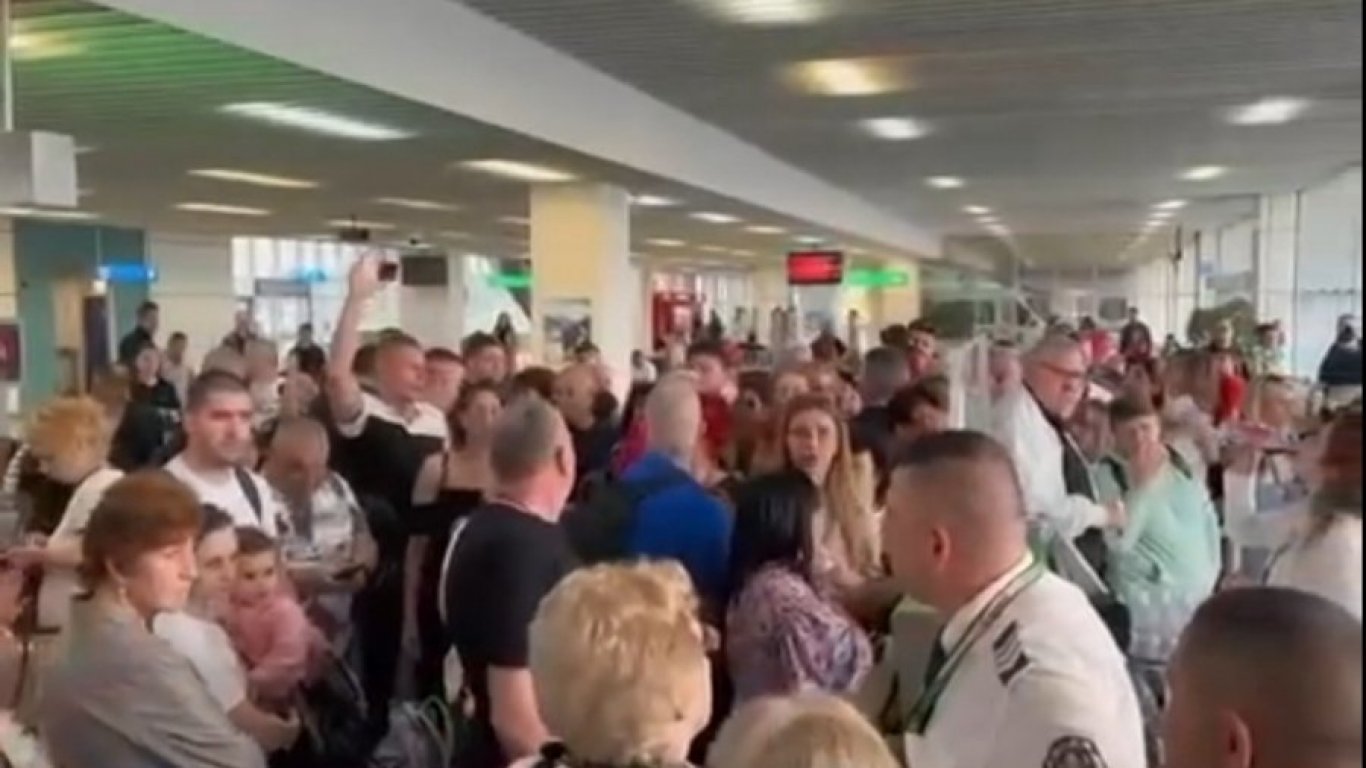 Пътници са блокирани цял ден на Летище София заради аварирал самолет