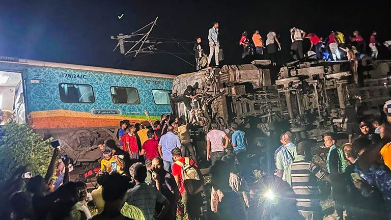 Стотици загинаха при влакова катастрофа в Индия, броят на жертвите ще се увеличава