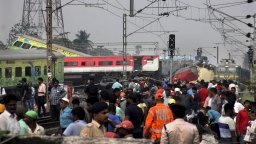 Няма пострадали българи при влаковата катастрофа в Индия, расте броят на жертвите