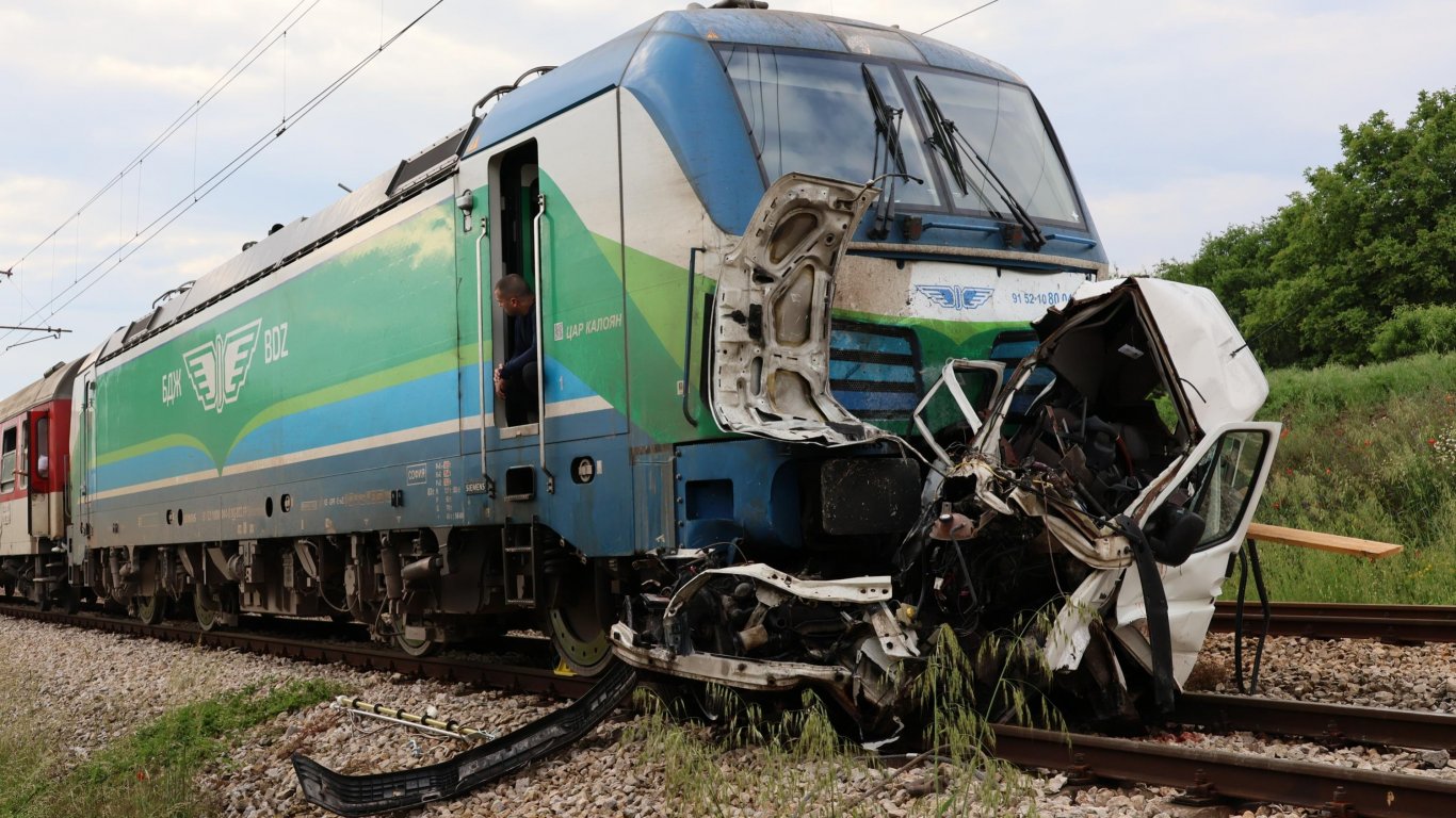Бързият влак София-Бургас закъснява с над 2 часа заради удар с кола край Елин Пелин