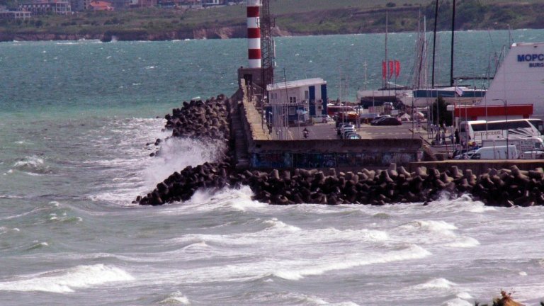 Започна ремонтът на стария вълнолом в Бургас