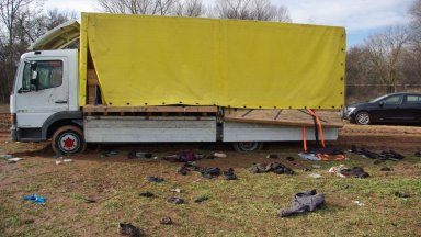 Собственикът на камиона, в който се задушиха 18 мигранти, е починал в ареста
