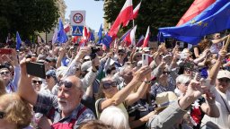 Половин милион поляци протестираха срещу кабинета "Моравецки"