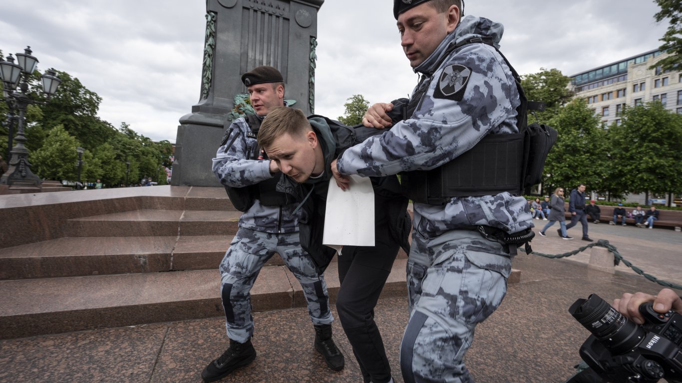 Масови арести при честванията на рождения ден на Навални (снимки)