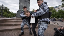Масови арести при честванията на рождения ден на Навални (снимки)