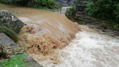 В село Лютидол дори масивната бетонна ограда на къщата на