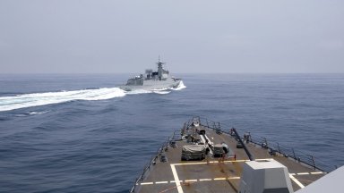 Американските военни заявиха че разрушителят Чун Хун и канадската фрегата Монреал извършвали рутинно