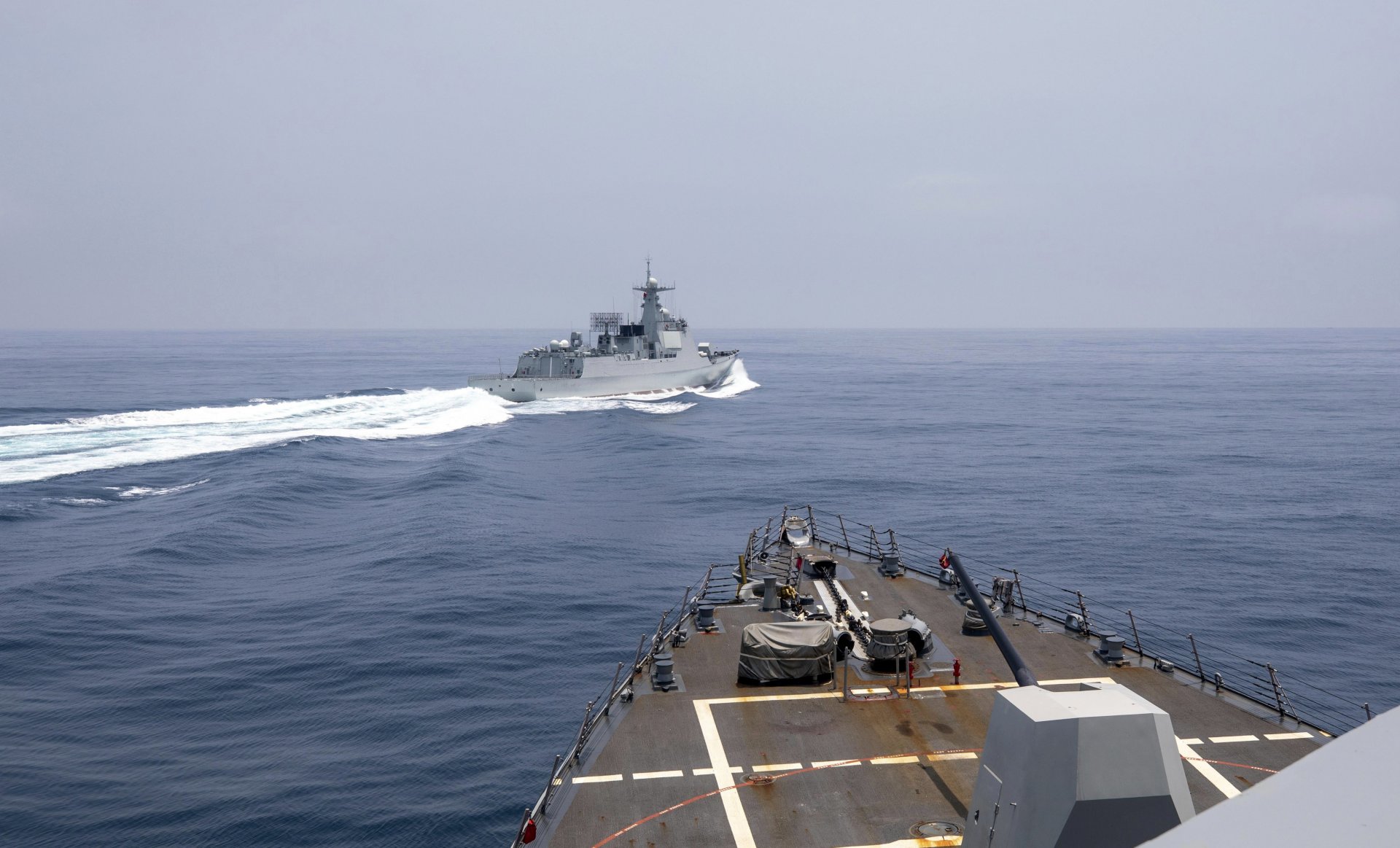 На снимката, предоставена от американските ВМС се вижда как китайският боен кораб пресича пътя на разрушителя "Чун-Хун"