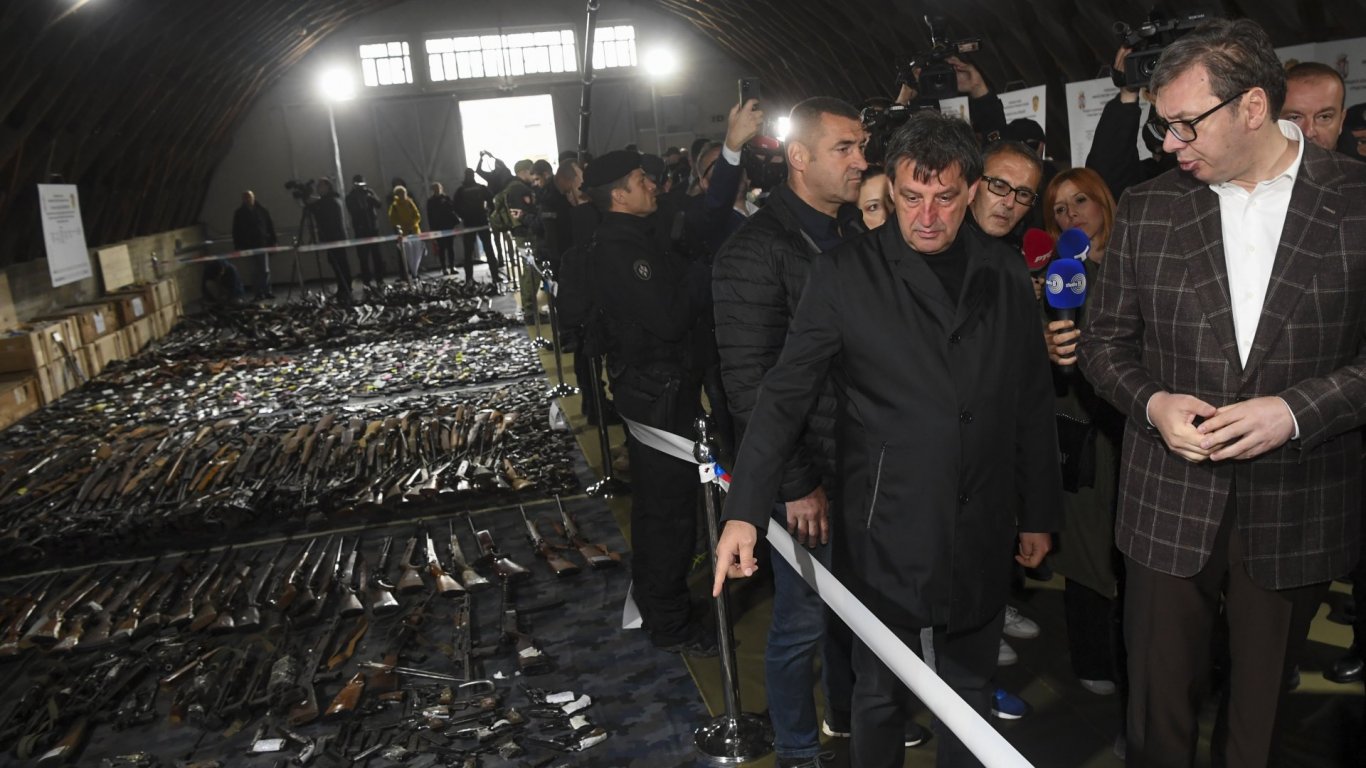 След масовите стрелби в Сърбия: Върнаха доброволно 68 000 оръжия и експлозиви