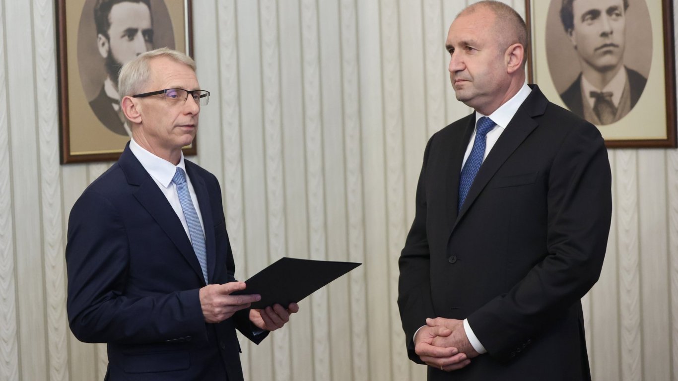 Въпреки призива на Радев, Денков върна папката с изпълнен мандат 