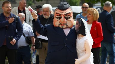 Протестът бе организиран от политическа партия Левицата и бе обявен