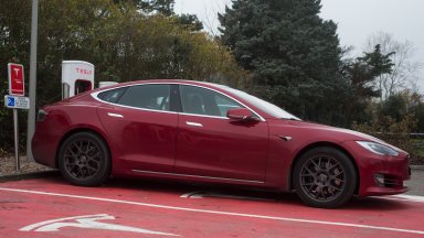 Tesla изтегля 1,8 милиона коли заради технически проблем