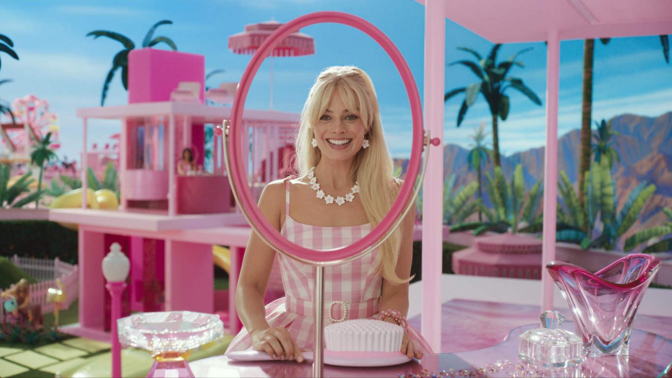 Розовият стил на Барби напусна големия екран и превзе света на модата