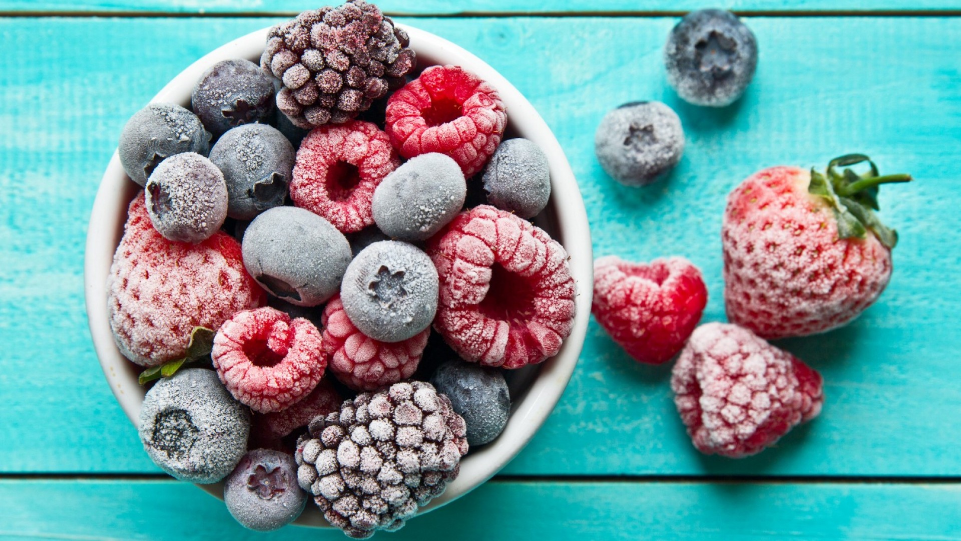 Лято във фризера: Как да замразим лесно ягоди, малини и боровинки