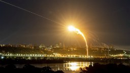 Експлозии избухнаха в Киев при руска атака, над 20 крилати ракети свалени от ПВО