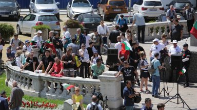 При началния час на протеста на Възраждане 12 ч