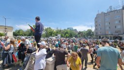 Протест срещу кабинета "Денков-Габриел" блокира движението в центъра на София (снимки/видео)