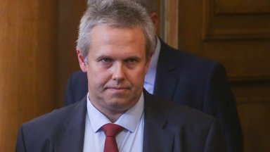 Министърът заяви че двамата депутати Кирил Петков и Божидар