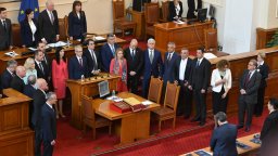 Парламентът избра кабинета "Денков-Габриел", депутат от ГЕРБ гласува "против"