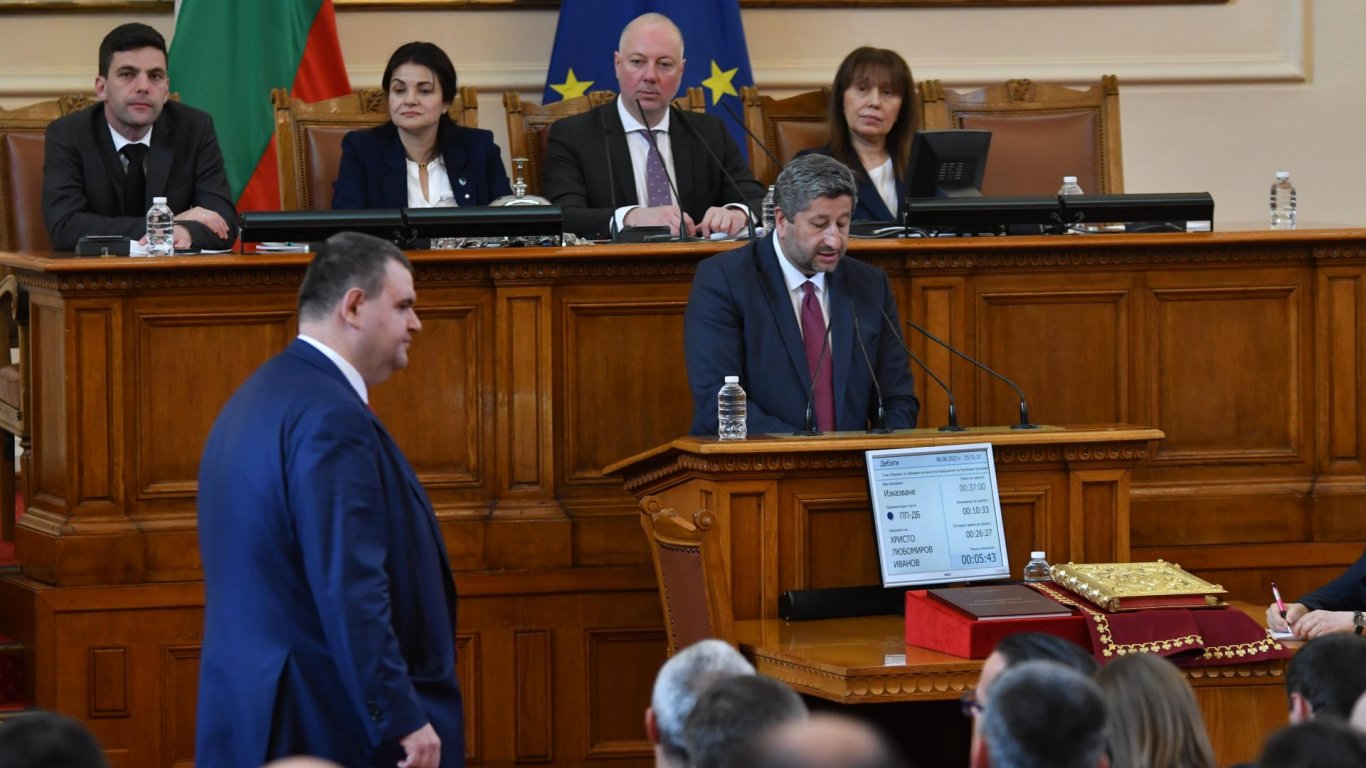 Пеевски минава покрай трибуната, докато Христо Иванов защитава компромиса, направен в името на това правителство
