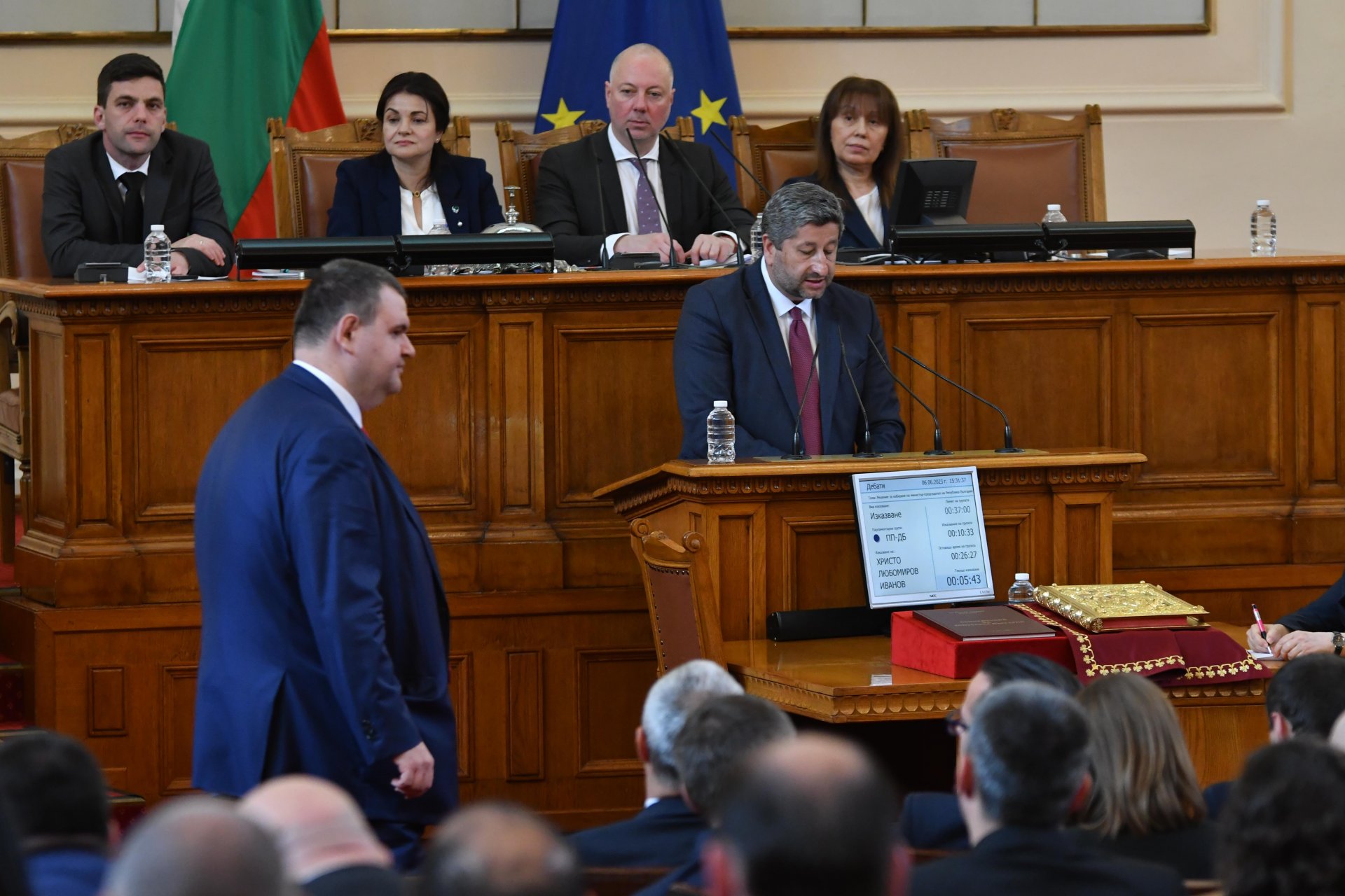 Пеевски минава покрай трибуната, докато Христо Иванов защитава компромиса, направен в името на това правителство
