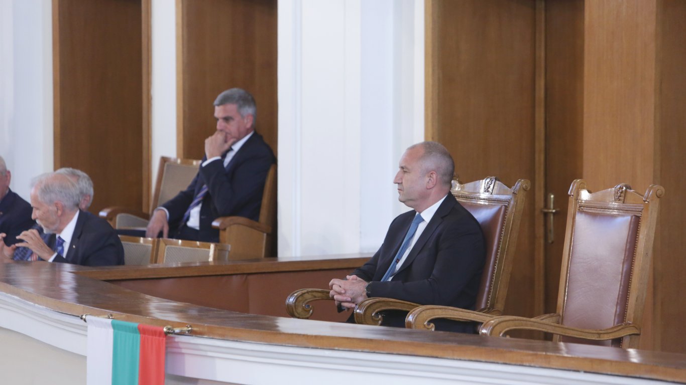 Недалеч от Румен Радев, на балкона за официалните гости е и бившият служебен премиер Стефан Янев
