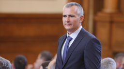 Спортният министър уволнява задържания за подкуп служител на ведомството