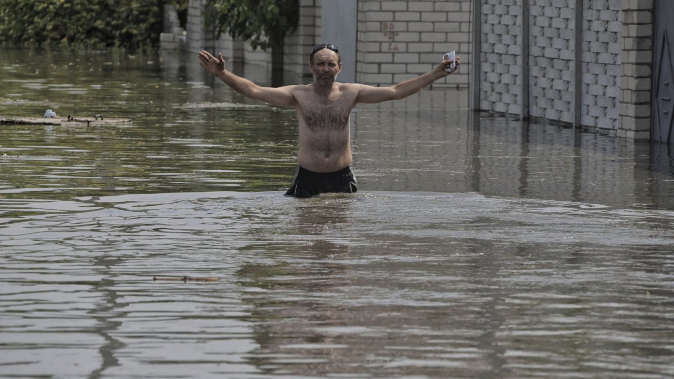 Нова Каховка е наводнена след язовирната експлозия, обявиха извънредно положение (снимки)