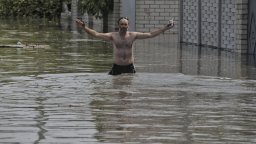 Нова Каховка е наводнена след язовирната експлозия, обявиха извънредно положение (снимки)