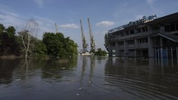 След взрива: АЕЦ "Запорожие" има достатъчно запаси от вода за охлаждане, Херсон плува наводнен