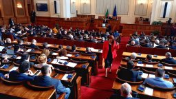 Заседанието на НС в Dir.bg: Христо Иванов поиска ДПС да извади Пеевски от конституционната комисия, отказаха 