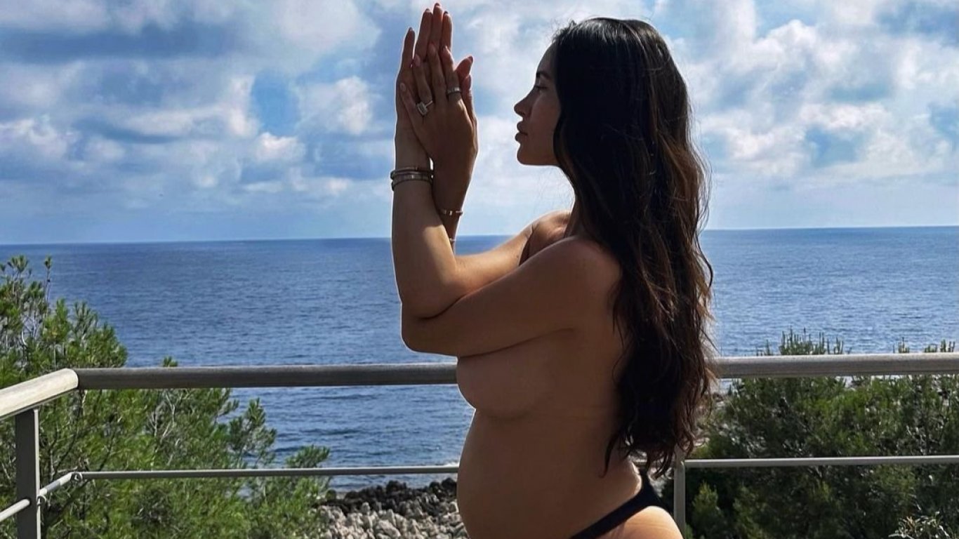 Щастие, поднесено с провокация: Бременната половинка на Филип Плейн пусна своя гола снимка