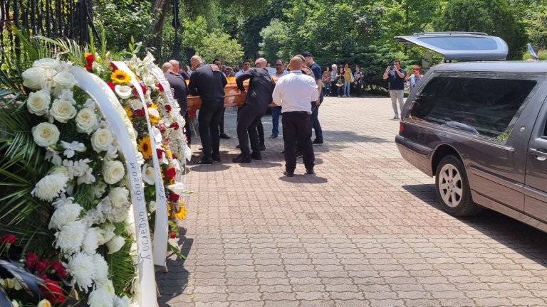 Златко Баретата и Васил Каплата сред опечалените на опелото на Ангел Христов (снимки)