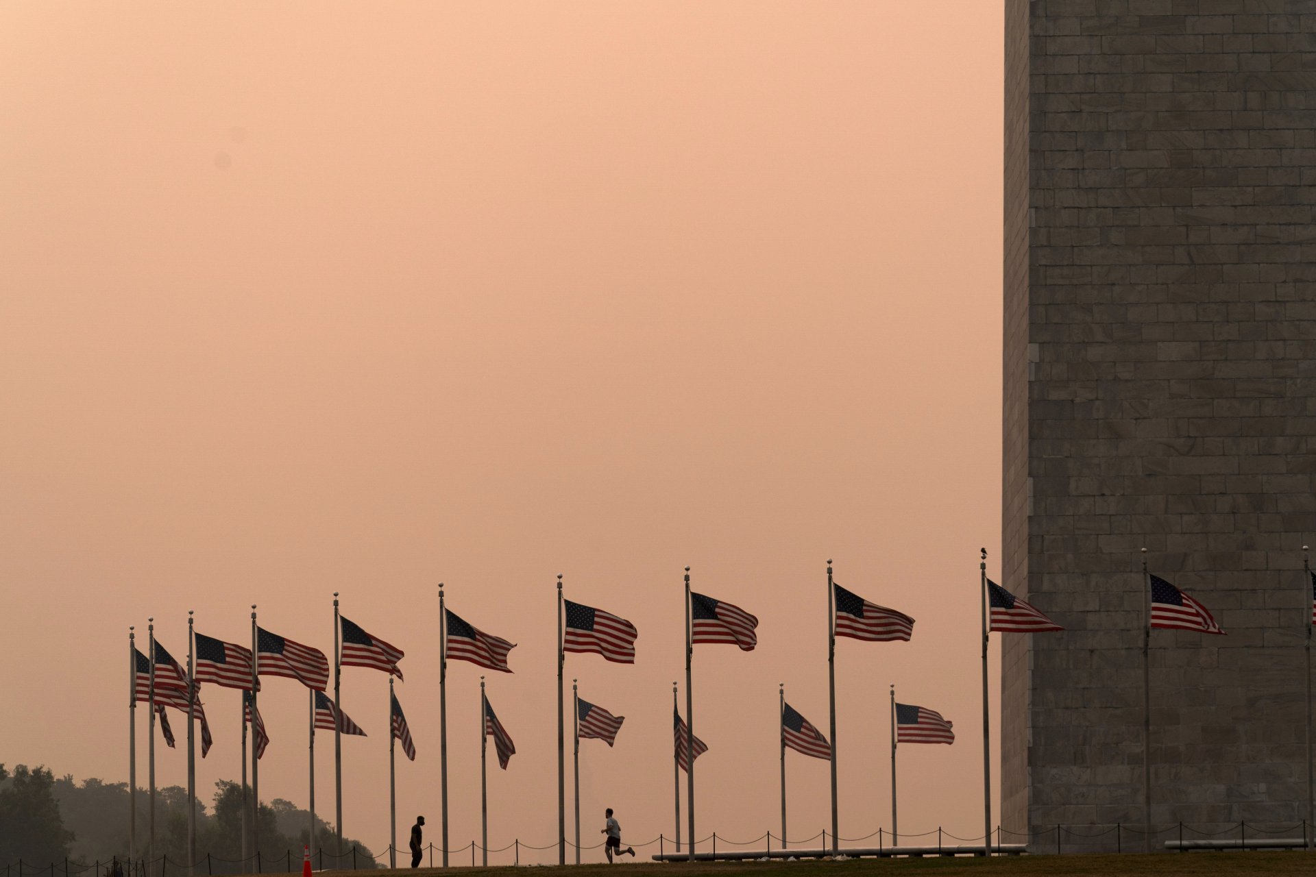 Смелчаци тичат в мъглата край Монумента на Вашингтон в американската столица