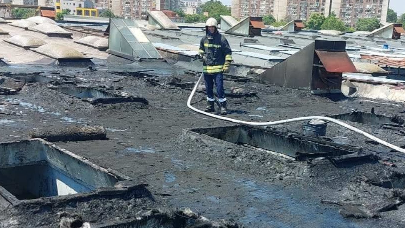 Пожар в бившия Домостроителен комбинат вдигна на крак 5 екипа огнеборци (снимки)